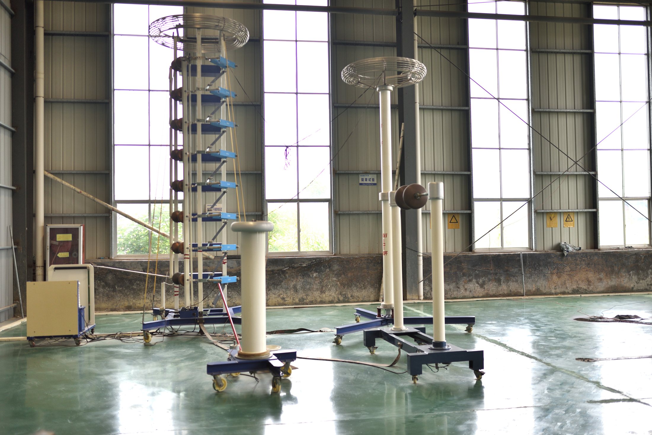 Electrical testing facility for insulators